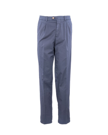 Shop BRUNELLO CUCINELLI  Pantalone: Brunello Cucinelli pantaloni leisure fit in gabardina di cotone American Pima comfort tinto capo con pince.
Chiusura a zip con bottone, gancetto in metallo e controbottone.
Tasche frontali "americane".
Pince.
Tasche posteriori a filetto.
Fondo 18 cm.
Leisure fit: cavallo e bacino sono morbidi e i volumi sulla gamba sono affusolati.
Composizione: 97% COTONE, 3% ELASTAN.
Made in Italy.. M289LE1950-C2517